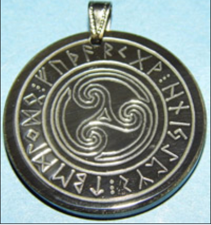 Anhänger- Amulett-Triskele im Runenkreis
